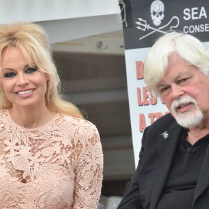 Pamela Anderson et Paul Watson (Fondateur de la Sea Shepherd Conservation Society) lors d'une conférence de presse à Cannes pour dénoncer "l'enfer des delphinariums" lors du 69ème Festival International du Film de Cannes le 14 mai 2016