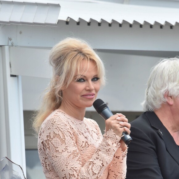 Pamela Anderson et Paul Watson (Fondateur de la Sea Shepherd Conservation Society) lors d'une conférence de presse à Cannes pour dénoncer "l'enfer des delphinariums" lors du 69ème Festival International du Film de Cannes le 14 mai 2016