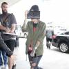 Ruby Rose se cache derrière son sac Yves Saint Laurent à son arrivée à l'aéroport LAX de Los Angeles. Le 13 mai 2016
