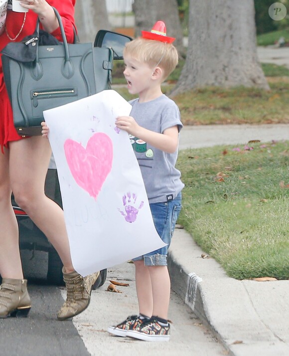 Exclusif - Hilary Duff, Mike Comrie et leur fils Luca arrivent à l' anniversaire de la fille d'Haylie Duff, Ryan, à Los Angeles le 7 mai 2016