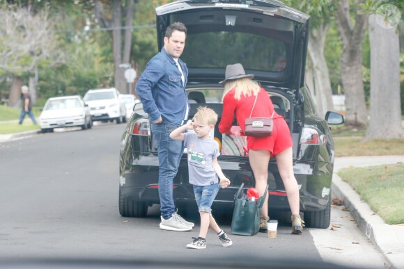 Exclusif - Hilary Duff, Mike Comrie et leur fils Luca arrivent à l' anniversaire de la fille d'Haylie Duff, Ryan, à Los Angeles le 7 mai 2016