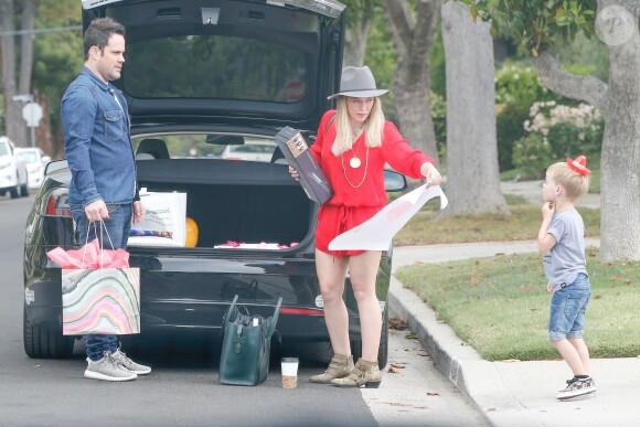 Exclusif - Hilary Duff, Mike Comrie et leur fils Luca arrivent à l' anniversaire de la fille d'Haylie Duff, Ryan, à Los Angeles le 7 mai 2016