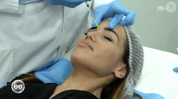 Manon Marsault se fait faire des injections dans un reportage diffusé dans "66 minutes" sur M6. Le 15 mai 2016.