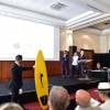 Christophe Beaugrand présente la planche de surf de Brice de Nice signée par Jean Dujardin - Vente aux enchères exceptionnelle d'objets liés au cinéma de la collection "Gilles Jacob and friends" au profit de la réparation de Cannes apres les intempéries du 3 octobre 2015. Hôtel Martinez le 16 mai 2016 lors du 69e Festival International du Film de Cannes © Gian Gorassini / Bestimage