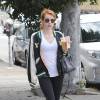 Emma Roberts, porte un bomber en soie réversible, dans les rues de Los Angeles, le 11 mai 2016