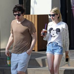 Exclusif - Emma Roberts et son compagnon Evan Peters font un stop chez Coffee Bean à West Hollywood le 18 Mars 2016.