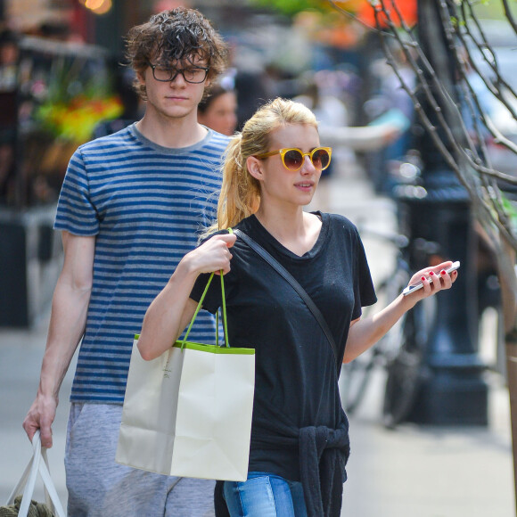 Emma Roberts et son fiancé Evan Peters - People à la sortie du Bowery Hotel à New York, le 5 mai 2015.