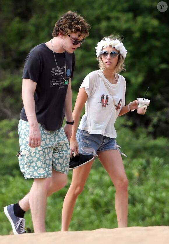 Emma Roberts et son fiancé Evan Peters passent du bon temps sur une plage à Maui pendant leurs vacances. Le 3 juin 2014