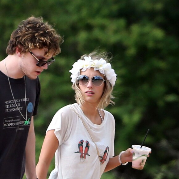 Emma Roberts et son fiancé Evan Peters passent du bon temps sur une plage à Maui pendant leurs vacances. Le 3 juin 2014