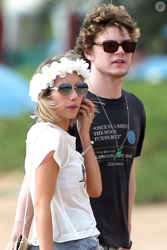 Emma Roberts et son fiancé Evan Peters passent du bon temps sur une plage à Maui pendant leurs vacances. Le 3 juin 2014