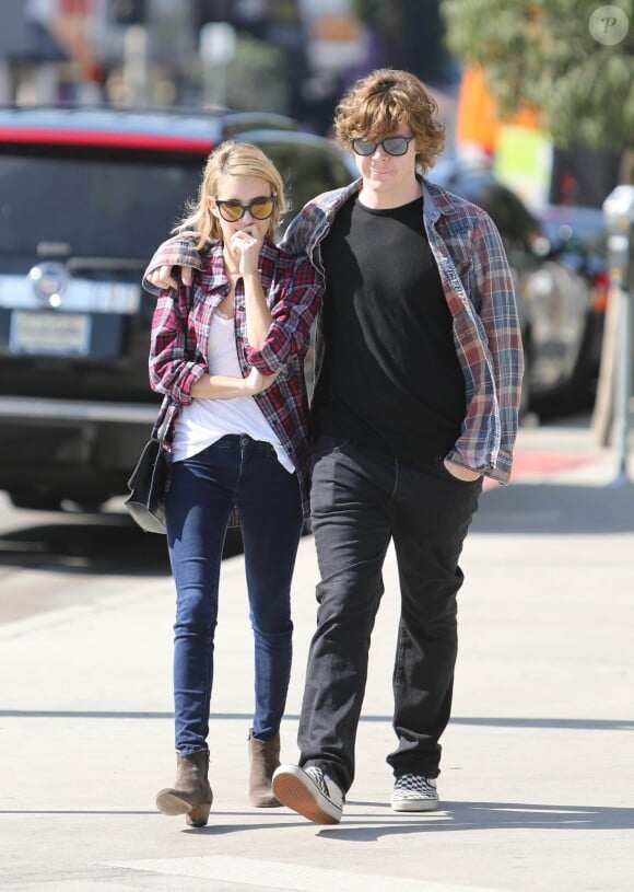 Emma Roberts et Evan Peters le jour de l'annonce du décès de Nancy Motes, demi-soeur de Julia Roberts et tante d'Emma Roberts, à Los Angeles le 10 février 2014
