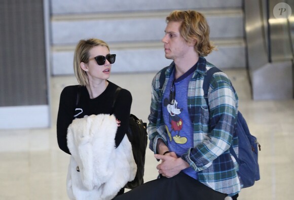 Emma Roberts et son fiancé Evan Peters arrivent à l'aéroport de Roissy-Charles-de-Gaulle le 26 févirer 2014