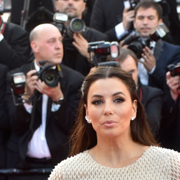 Eva Longoria - Montée des marches du film "Café Society" pour l'ouverture du 69ème Festival International du Film de Cannes. Le 11 mai 2016