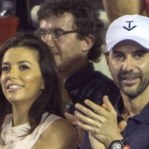 Eva Longoria et son compagnon Jose Antonio Baston très amoureux dans les tribunes d'un match de tennis pendant l'Open du Mexique à Acapulco, le 28 février 2015.