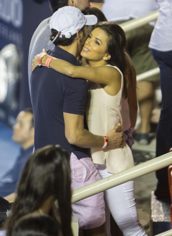 Eva Longoria et Jose Antonio Baston très amoureux dans les tribunes d'un match de tennis pendant l'Open du Mexique à Acapulco, le 28 février 2015