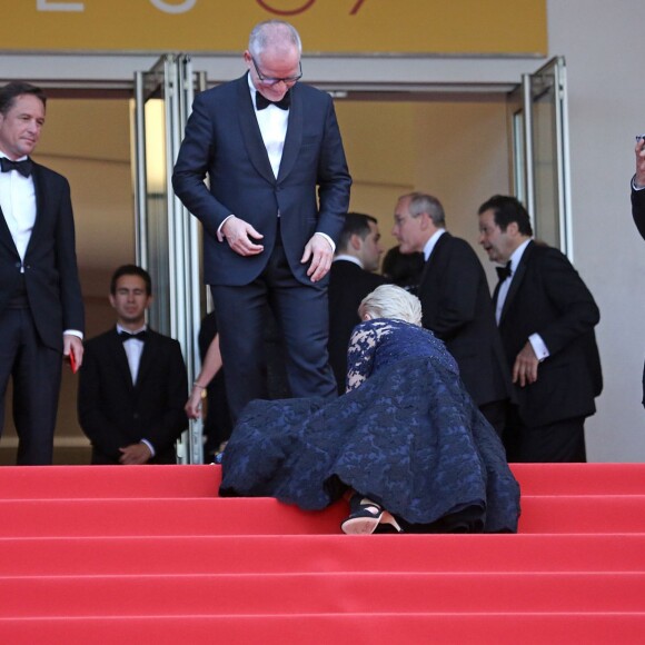Dame Helen Mirren a trébuché sur les marches du palais des festivals lors de la projection de La Fille inconnue - Festival de Cannes 18 mai 2016
