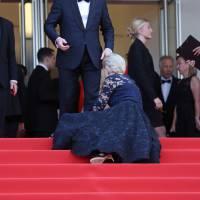 Helen Mirren chute à Cannes : L'actrice s'effondre encore sur le tapis rouge