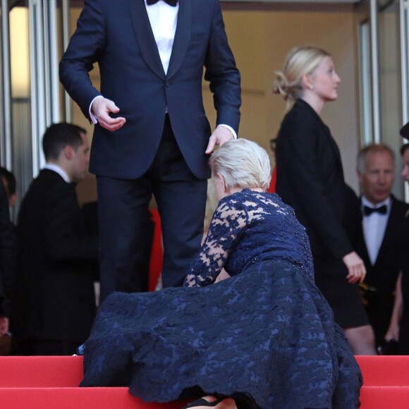 Dame Helen Mirren a trébuché sur les marches du palais des festivals lors de la projection de La Fille inconnue - Festival de Cannes 18 mai 2016