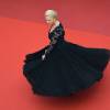 Helen Mirren - Montée des marches du film "La Fille inconnue" lors du 69e Festival International du Film de Cannes. Le 18 mai 2016