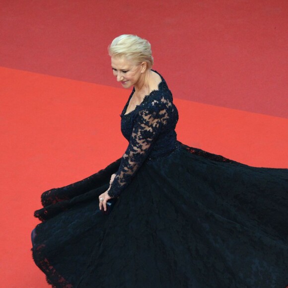 Helen Mirren - Montée des marches du film "La Fille inconnue" lors du 69e Festival International du Film de Cannes. Le 18 mai 2016