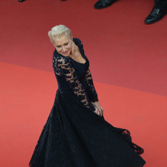Helen Mirren - Montée des marches du film "La Fille inconnue" lors du 69e Festival International du Film de Cannes. Le 18 mai 2016