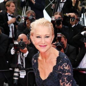 Helen Mirren - Montée des marches du film "La Fille inconnue" lors du 69e Festival International du Film de Cannes. Le 18 mai 2016
