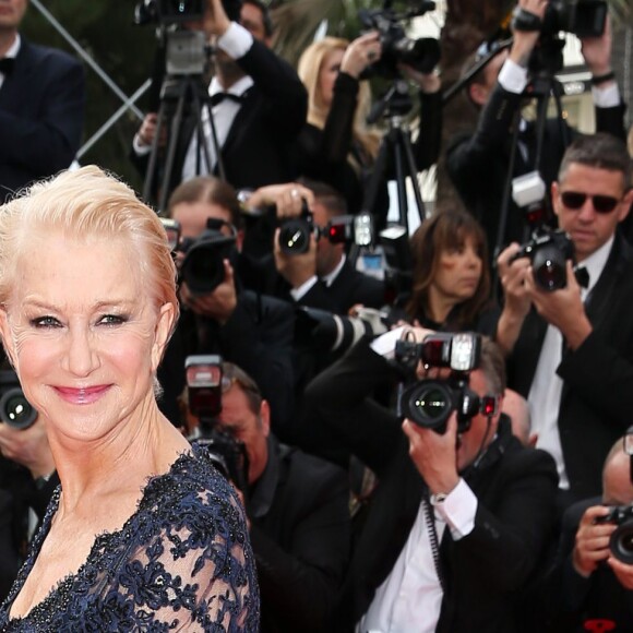 Helen Mirren - Montée des marches du film "La Fille inconnue" lors du 69e Festival International du Film de Cannes. Le 18 mai 2016