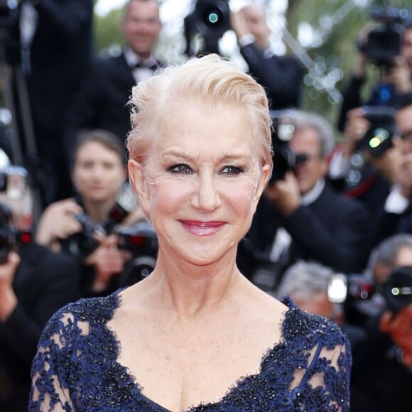 Helen Mirren - Montée des marches du film "La Fille inconnue" lors du 69e Festival International du Film de Cannes. Le 18 mai 2016