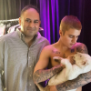 Alex Haditaghi a publié sur sa page Instagram une photo de Justin Bieber en train de nourrir son bébé lion blanc au biberon dans les coulisses de son concert à Toronto. Mai 2016