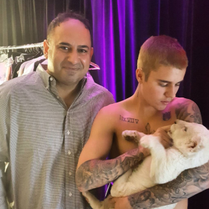 Alex Haditaghi a publié sur sa page Instagram une photo de Justin Bieber en train de nourrir son bébé lion blanc au biberon dans les coulisses de son concert à Toronto. Mai 2016