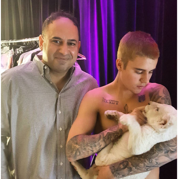 Alex Haditaghi a publié sur sa page Instagram une photo de Justin Bieber en train de nourrir son bébé lion blanc au biberon dans les coulisses de son concert à Toronto. Mai 2016