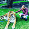 Alex Haditaghi a publié sur sa page Instagram une photo de Justin Bieber en train de caresser un tigre du Bengale en laisse dans un jardin lors de la fête des fiançailles de son père. Mai 2016