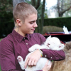 Justin Bieber s'amuse avec un bébé lion lors de la fête de fiançailles de son père. Photo publiée sur Instagram en mai 2016