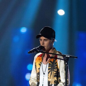 Justin Bieber (Meilleur artiste masculin international) à la Cérémonie des BRIT Awards 2016 à l'O2 Arena à Londres, le 24 février 2016.