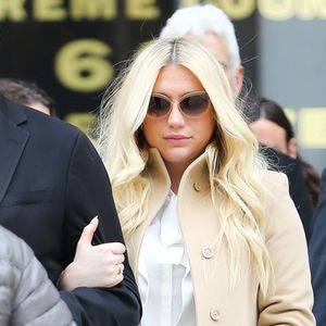 La chanteuse Kesha quitte la cour de New York après son audition dans l'affaire qui l'oppose à Dr Luke, le 19 février 2016. Sony empêche Kesha de changer de maison de disque et veut l'obliger à faire les 3 prochains albums avec Dr. Luke, comme l'exige son contrat, alors que la chanteuse prétend que l'homme l'a agressée sexuellement.