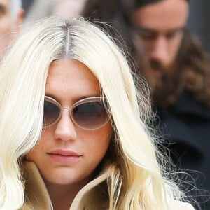 La chanteuse Kesha quitte la cour de New York après son audition dans l'affaire qui l'oppose à Dr Luke, le 19 février 2016. Sony empêche Kesha de changer de maison de disque et veut l'obliger à faire les 3 prochains albums avec Dr. Luke, comme l'exige son contrat, alors que la chanteuse prétend que l'homme l'a agressée sexuellement.