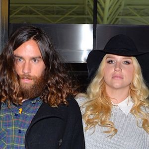Kesha et son compagnon Brad Ashenfelter arrivent à l'aéroport de Los Angeles le 18 février 2016. © CPA/Bestimage