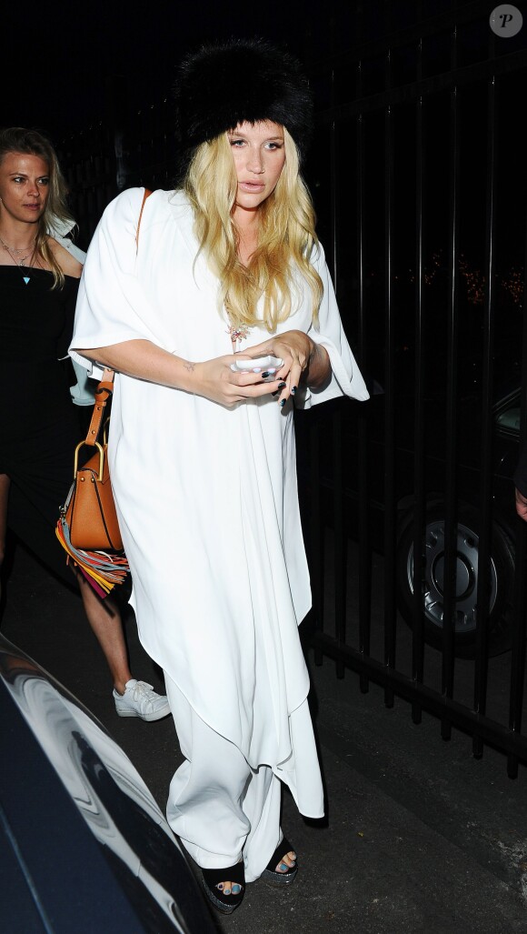 Kesha se rend à l'exposition de Markus Klinko en hommage à David Bowie à Los Angeles, le 19 mai 2016