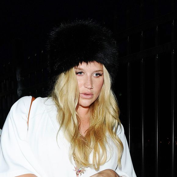 Kesha se rend à l'exposition de Markus Klinko en hommage à David Bowie à Los Angeles, le 19 mai 2016