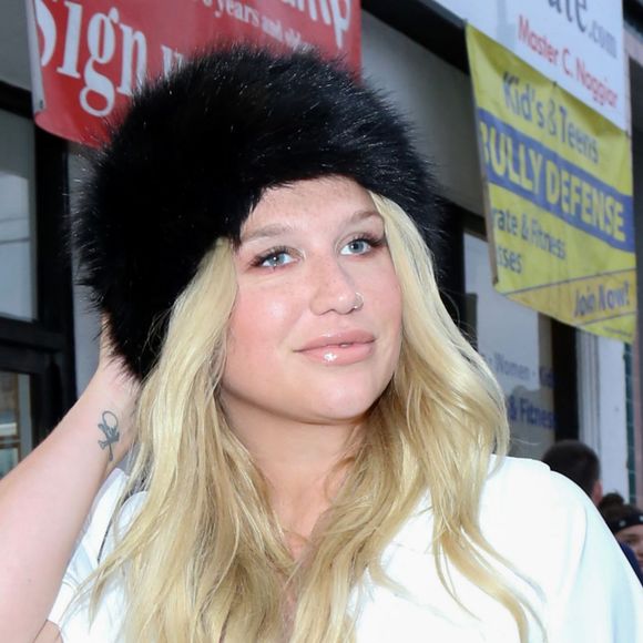 Kesha se rend à l'exposition de Markus Klinko en hommage à David Bowie à Los Angeles, le 19 mai 2016
