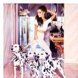 Ariana Grande pose avec des dalmatiens sur l'affiche de promotion de son parfum "Ari by Ariana Grande", qui sera disponible dès septembre