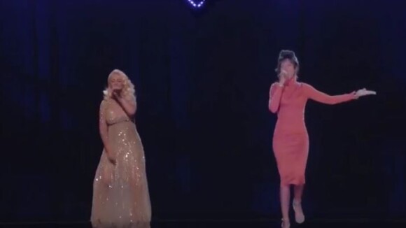Christina Aguilera chante avec l'hologramme raté de Whitney Houston... Censure !