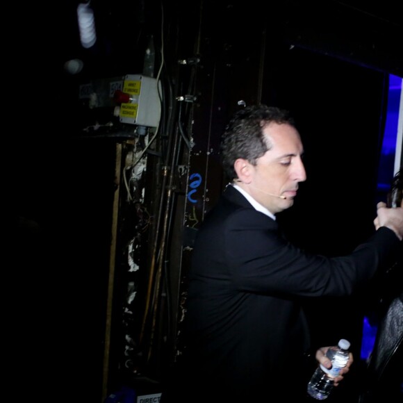 Exclusif -  Gad Elmaleh et sa soeur Judith avant de rentrer sur scène pour son spectacle "Sans Tambour" à l'Opéra de Paris le 16 mars 2014. Pour la première fois, un humoriste s'est produit dans la prestigieuse salle de spectacle.