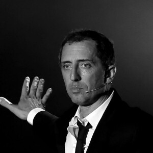 Exclusif - Gad Elmaleh pendant son spectacle lors du gala au profit de l'association Fight Aids Monaco, présidée par la princesse Stéphanie de Monaco à la salle des Etoiles au Sporting de Monaco à Mont-Carlo, Monaco, le 10 Juillet 2015. Depuis sa création en 2004, Fight Aids Monaco soutient en Principauté de Monaco, les personnes vivant avec le virus du sida. Le 25 juin dernier, l'association a fêté le cinquième anniversaire de la "Maison de vie" de Fight Aids à Carpentras, qui a accueilli 700 résidents depuis 2010, pour de courts et moyens séjours.