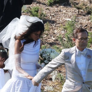 MARIAGE DE JEAN-LUC DELARUE ET ANISSA KEHL A BELLE-ILE-EN-MER LE 12 MAI 2012. LE COUPLE S'EST MARIE DANS LA MAISON DE JEAN-LUC A SAUZON AU COURS D'UNE CEREMONIE TRES INTIME. LE FILS DE L'ANIMATEUR, JEAN, ETAIT AUX COTES DE SON PERE POUR L'EVENEMENT. LE COUPLE, MAIN DANS LA MAIN, ET LEURS INVITES ONT ENSUITE DESCENDU UNE ALLEE QUI VA VERS LA MER, AFIN DE SE REUNIR SUR LA PLAGE.12/05/2012 - SAUZON