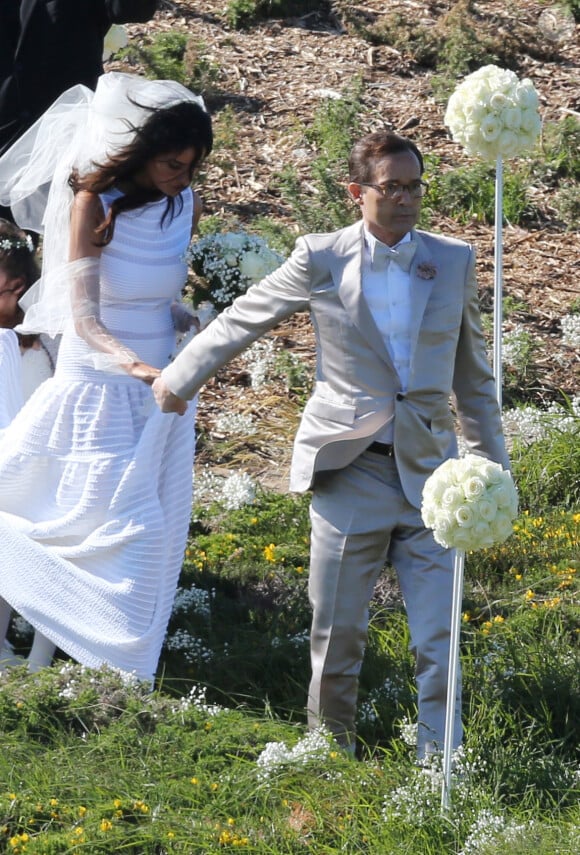MARIAGE DE JEAN-LUC DELARUE ET ANISSA KEHL A BELLE-ILE-EN-MER LE 12 MAI 2012. LE COUPLE S'EST MARIE DANS LA MAISON DE JEAN-LUC A SAUZON AU COURS D'UNE CEREMONIE TRES INTIME. LE FILS DE L'ANIMATEUR, JEAN, ETAIT AUX COTES DE SON PERE POUR L'EVENEMENT. LE COUPLE, MAIN DANS LA MAIN, ET LEURS INVITES ONT ENSUITE DESCENDU UNE ALLEE QUI VA VERS LA MER, AFIN DE SE REUNIR SUR LA PLAGE.12/05/2012 - SAUZON