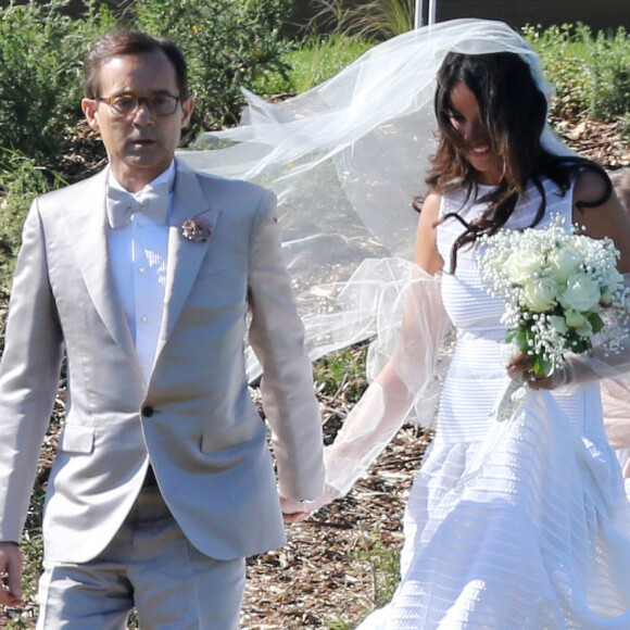MARIAGE DE JEAN-LUC DELARUE ET ANISSA KEHL A BELLE-ILE-EN-MER LE 12 MAI 2012. LE COUPLE S'EST MARIE DANS LA MAISON DE JEAN-LUC A SAUZON AU COURS D'UNE CEREMONIE TRES INTIME. LE FILS DE L'ANIMATEUR, JEAN, ETAIT AUX COTES DE SON PERE POUR L'EVENEMENT. LE COUPLE, MAIN DANS LA MAIN, ET LEURS INVITES ONT ENSUITE DESCENDU UNE ALLEE QUI VA VERS LA MER, AFIN DE SE REUNIR SUR LA PLAGE.12/05/2012 - SAUZON