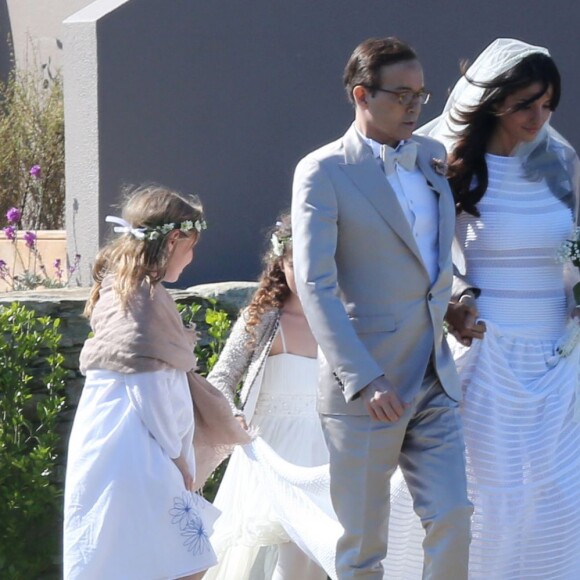 MARIAGE DE JEAN-LUC DELARUE ET ANISSA KEHL A BELLE-ILE-EN-MER LE 12 MAI 2012. LE COUPLE S'EST MARIE DANS LA MAISON DE JEAN-LUC A SAUZON AU COURS D'UNE CEREMONIE TRES INTIME. LE FILS DE L'ANIMATEUR, JEAN, ETAIT AUX COTES DE SON PERE POUR L'EVENEMENT. LE COUPLE, MAIN DANS LA MAIN, ET LEURS INVITES ONT ENSUITE DESCENDU UNE ALLEE QUI VA VERS LA MER, AFIN DE SE REUNIR SUR LA PLAGE.12/05/2012 - SAUZON