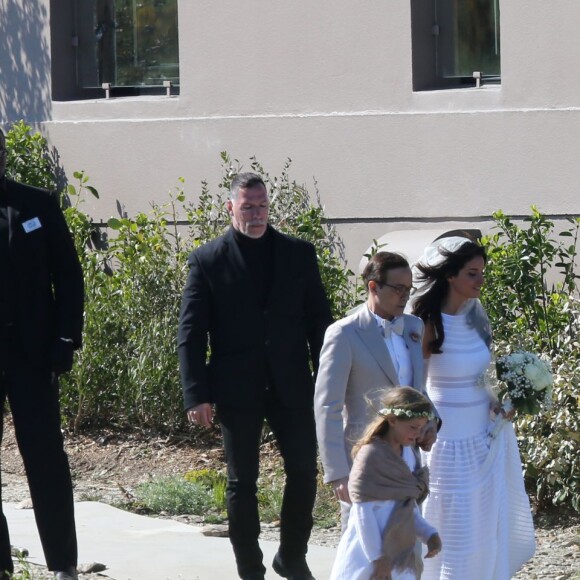 MARIAGE DE JEAN-LUC DELARUE ET ANISSA KEHL A BELLE-ILE-EN-MER LE 12 MAI 2012. LE COUPLE S'EST MARIE DANS LA MAISON DE JEAN-LUC A SAUZON AU COURS D'UNE CEREMONIE TRES INTIME. LE FILS DE L'ANIMATEUR, JEAN, ETAIT AUX COTES DE SON PERE POUR L'EVENEMENT. LE COUPLE, MAIN DANS LA MAIN, ET LEURS INVITES ONT ENSUITE DESCENDU UNE ALLEE QUI VA VERS LA MER, AFIN DE SE REUNIR SUR LA PLAGE.12/05/2012 - SAUZON