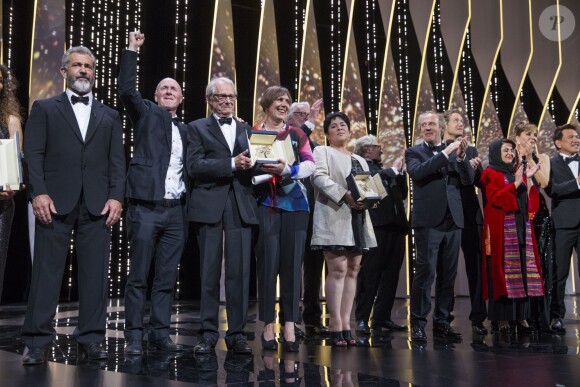 Mel Gibson, Paul Laverty, Ken Loach (Palme d'or pour "Moi, Daniel Blake"), Rebecca O'Brien, Jaclyn Jose (Prix d'interprétation féminine dans "Ma' Rosa" de Brillante Mendoza), Arnaud Desplechin, Laszlo Nemes, Katayoon Shahabi, Valeria Golino - Cérémonie de clôture du 69ème Festival International du Film de Cannes. Le 22 mai 2016. © Olivier Borde-Cyril Moreau/Bestimage